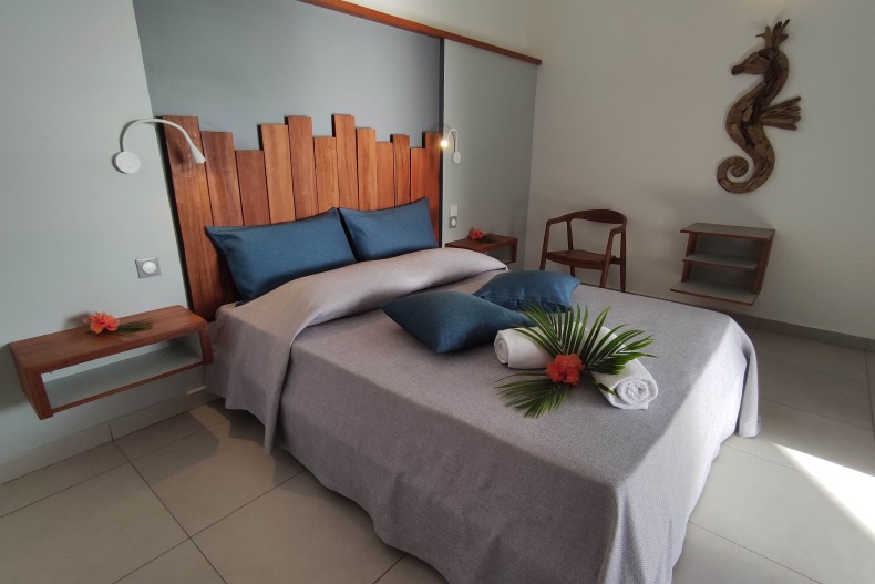 La chambre principale climatisée avec un lit double (160x200)